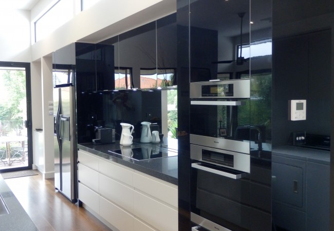 North Caulfield kitchen with mirror splashback